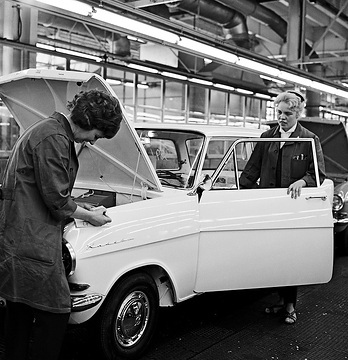 Opel Bochum Werk I, Fahrzeugfertigung (1962-2014): Arbeiterinnen an der Montagestraße, 1963.