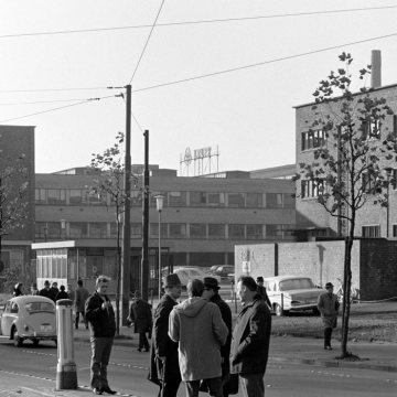 Nach Schichtende: Warten auf die Straßenbahn - Haltestelle am Werk Bochum der Friedrich Krupp Hüttenwerke. Originalangabe: Schichtwechsel Opel Bochum. 23. November 1971.