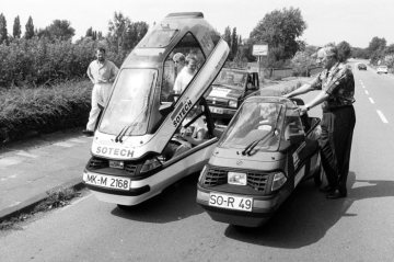 Die ersten Elektroautos (E-Autos) der Firma SOTECH auf einer Landstraße bei Castrop-Rauxel-Habinghorst, Stadtgrenze zu Recklinghausen, 30.07.1992. 