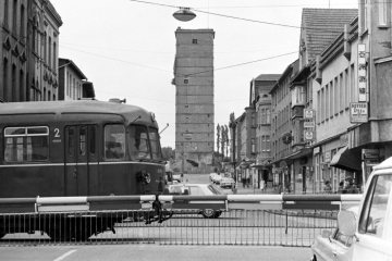 Castrop-Rauxel, Münsterstraße: Hochbunker aus dem Zweiten Weltkrieg (Kapazität 1000 Personen), aufgenommen kurz vor seiner Sprengung am 26. Mai 1975. Blick aus Richtung Denkmalstraße/Thomasstraße.