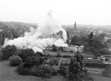 Castrop-Rauxel, Münsterstraße: Sprengung des Hochbunkers aus dem Zweiten Weltkrieg (Kapazität 1000 Personen) am 26. Mai 1975.