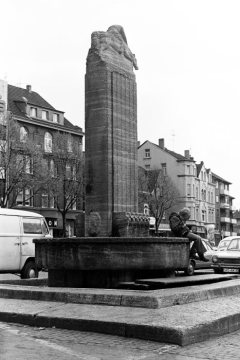 Reiterbrunnen des Kölner Bildhauers Georg Grasegger am Castroper Markt, aufgestellt 1912 als Reminiszenz an den Iren William Thomas Mulvany, Begründer der Zeche Erin (1866) und Inititator des Pferderennsports in Castrop-Rauxel.