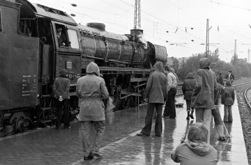 Noststalgie-Zug mit Dampflokomotive im Hauptbahnhof Castrop-Rauxel. 24. Mai 1977.
