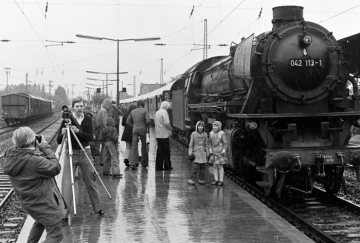 Noststalgie-Zug mit Dampflokomotive im Hauptbahnhof Castrop-Rauxel. 24. Mai 1977.