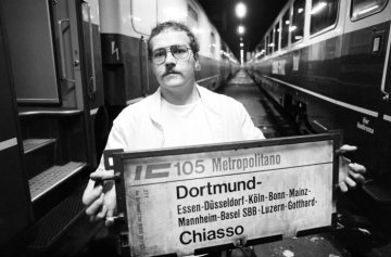 Im Hauptbahnhof Dortmund: Küchenmeister der DSG (Deutsche Schlafwagen- und Speisewagengesellschaft), Wolfgang Langner, vor seinem Einsatz auf dem Intercity "Metropolitano" nach Chiasso (Italien). August 1983.