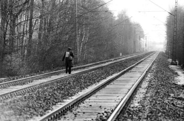 Streckenkontrolleur der Köln-Mindener Eisenbahn unterwegs bei Castrop-Rauxel. 22. Januar 1980.