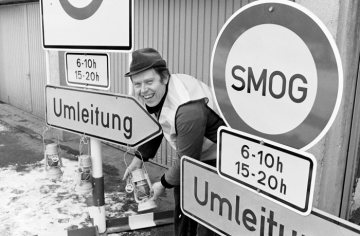 17. Januar 1979 - erster Smog-Alarm im Ruhrgebiet: Straßenwärter bei der Vorbereitung von Straßensperren in Castrop-Rauxel.