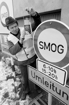 17. Januar 1979 - erster Smog-Alarm im Ruhrgebiet: Straßenwärter bei der Vorbereitung von Straßensperren in Castrop-Rauxel.