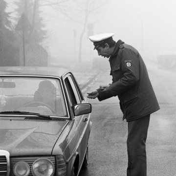 Verkehrskontrolle während eines Smog-Alarms in Castrop-Rauxel, Januar 1987.