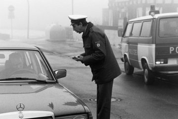 Verkehrskontrolle während eines Smog-Alarms in Castrop-Rauxel, Januar 1987.