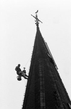 Dachdecker im Einsatz auf der Lambertus-Kirche, Castrop-Rauxel. 20. November 1972.