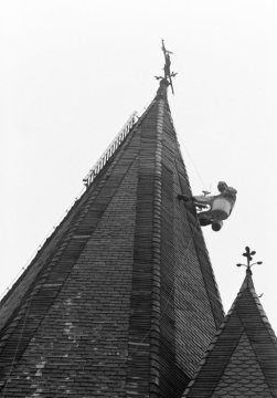 Dachdecker im Einsatz auf der Lambertus-Kirche, Castrop-Rauxel. 20. November 1972.