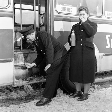 Busfahrer und Schaffnerin bei der Arbeitspause. Castrop-Rauxel, Winter 1965.