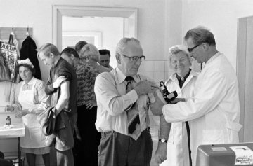 Pocken-Schutzimpfung in der Praxis Dr. Kimmel (rechts). Castrop-Rauxel, 08.10.1976