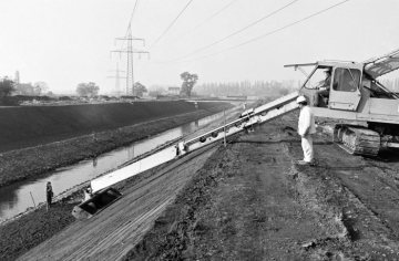 Uferbefestigungsmaßnahmen an der begradigten Emscher bei Ickern, Ortsteil von Castrop-Rauxel [Originalbeschriftung: "Messungen Emscherwasser Ickern"], Oktober 1973.