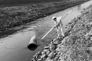 Wassermessungen im Flussbett der begradigten Emscher bei Ickern, Ortsteil von Castrop-Rauxel, Oktober 1973.