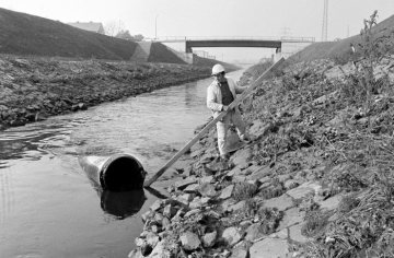 Reinigungsmaßnahme [?] im Flussbett der begradigten Emscher bei Ickern, Ortsteil von Castrop-Rauxel [Originalbeschriftung: "Messungen Emscherwasser Ickern"], Oktober 1973.