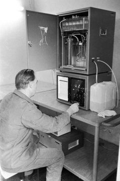 Chemiker bei der Prüfung der Gewässergüte der Emscher bei Castrop-Rauxel-Ickern, Oktober 1973.