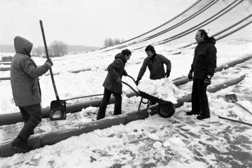 Weihnachten 1981: Freiwillige beim Schnee schaufeln auf dem Dach der Stadthalle Castrop-Rauxel.