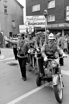 Feuerwehr Castrop: Festzumzug zur Feier des 50-jährigen Jubiläums im Juli 1977.