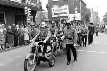 Feuerwehr Castrop: Festzumzug zur Feier des 50-jährigen Jubiläums im Juli 1977.