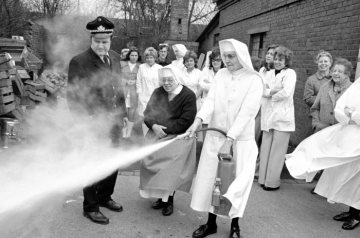 Feuerlöschübung mit den Ordensschwestern des St. Rochus-Hospitals, Castrop-Rauxel. Dezember 1972.