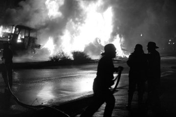Feuerwehreinsatz in Castrop-Rauxel, März 1981: Brandbekämpfung nach der Explosion eines Tanklastzuges in der Beethovenstraße.