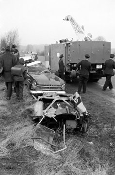 Feuerwehr im Einsatz: Autounfall bei Castrop-Rauxel, frühe 1960er Jahre.