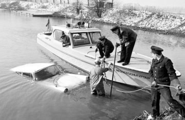 Wasserschutzpolizei im Einsatz: PKW-Bergung am Rhein-Herne-Kanal bei Castrop-Rauxel. März 1968.