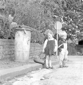 "Zwei an der Mülltonne" - Castrop-Rauxel, 1960er Jahre.