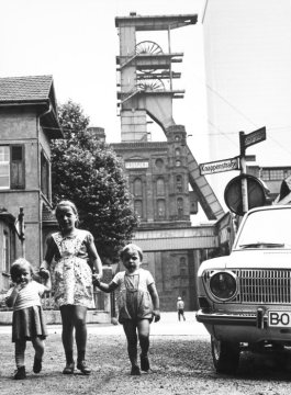 Drei Mädchen vor Zeche Prosper II, Bottrop-Welheim, 1960er Jahre.