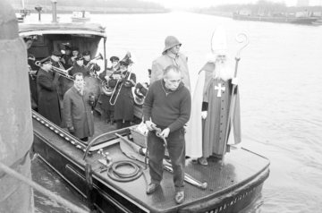 Weihnachtszeit 1969: St. Nikolaus unterwegs zu den Kindern der Binnenschiffer im Victorhafen am Rhein-Herne-Kanal bei Castrop-Rauxel-Bladenhorst.