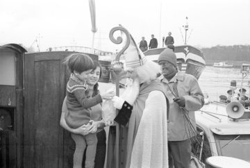 Weihnachtszeit 1969: St. Nikolaus bei den Kindern der Binnenschiffer im Victorhafen am Rhein-Herne-Kanal bei Castrop-Rauxel-Bladenhorst.
