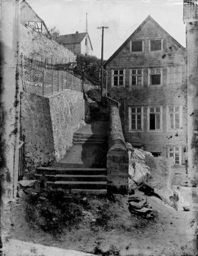 Warstein am Stadtberg ["An der Alten Brauquelle"]: Treppenweg zum Zehnthof und zur Alten Kirche St. Pankratius und Sebastian auf dem Stadtberg. Undatiert.