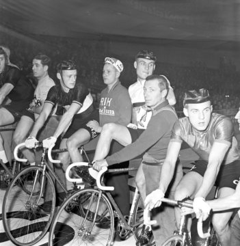 Wettkampfteam eines Sechstagerennens in der Dortmunder Westfalenhalle. Undatiert, 1960er Jahre.