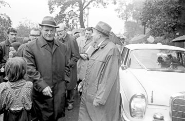Bundestagswahl 1965: Willy Brandt, Kanzlerkandidat der Sozialdemokratischen Partei Deutschlands (SPD), auf Wahlkampftour in Castrop-Rauxel - hier auf dem Castroper Marktplatz, 7. September 1965.