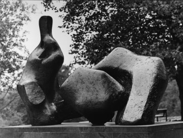 Große Liegende Nr. 5 - Skulptur von Henry Moore vor dem Ruhrfestspielhaus Recklinghausen. November 1976.