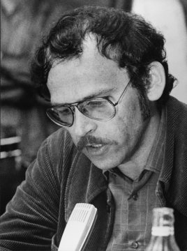 Hans-Günter Wallraff (*1942 Burscheid), investigativer Journalist und Schriftsteller, auf einer Lesung beim Gerling-Konzern in Köln. Undatiert, 1980er Jahre.