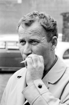 Max von der Grün (*1926 Bayreuth +2005 Dortmund), Schriftsteller und Drehbuchautor, während der Dreharbeiten zum Spielfilm "Flächenbrand" in Castrop-Rauxel 1968.