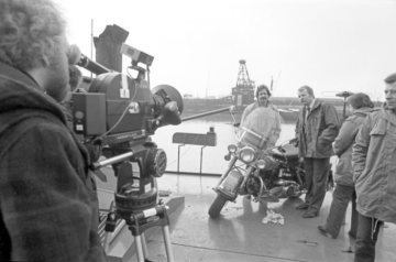 Dreharbeiten zur TV-Krimiserie "Tatort" in Duisburg-Ruhrort, März 1981 - am Motorrad: Schauspieler Goetz George (links) und Eberhard Feik als Kriminalkommissare Horst Schimanski und Christian Thanner. 