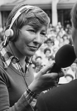 Carmen Thomas (*1946 Düsseldorf), Journalistin, TV- und Radiomoderatorin, Dozentin - bekannt geworden unter anderem durch die Life-Radiosendung "Hallo Ü-Wagen" (1974-1994) - hier während der Sendung in Castrop-Rauxel. Undatiert, um 1980?
