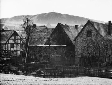 Warstein mit Piusberg im Südosten der Stadt - Blick aus Richtung "Salzhörnchen". Undatiert.