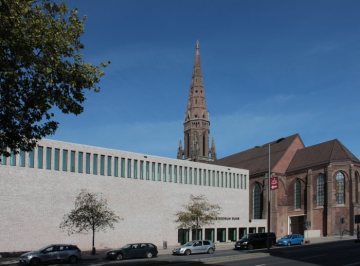 Das Anneliese Brost Musikforum Ruhr in Bochum, Victoriastraße, eröffnet 2016 - Konzerthaus der Bochumer Symphoniker und der Städtischen Musikschule. Ansicht des Neubaus mit angegliedertem Baukörper der ehemaligen St.-Marien-Kirche.