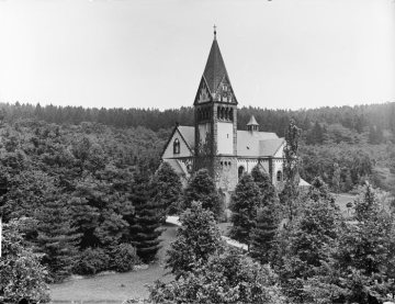 Anstaltskirche St. Elisabeth im Park der Provinzial-Heilanstalt Warstein - neoromanischer Bau von 1907. Undatiert.