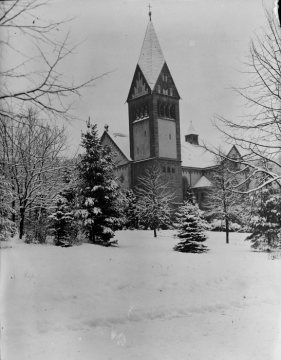 Anstaltskirche St. Elisabeth im Park der Provinzial-Heilanstalt Warstein - neoromanischer Bau von 1907. Winteransicht, undatiert.