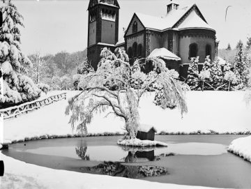 Anstaltskirche St. Elisabeth im Park der Provinzial-Heilanstalt Warstein - neoromanischer Bau von 1907. Winteransicht mit Kirchteich. Undatiert.