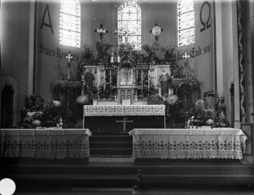 Anstaltskirche St. Elisabeth, Provinzial-Heilanstalt Warstein - geschmückter Altar zum Erntedankfest. Undatiert.