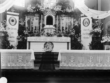 Anstaltskirche St. Elisabeth, Provinzial-Heilanstalt Warstein - geschmückter Altar anlässlich Ostern, Christi Himmelfahrt oder Fronleichnam. Undatiert.