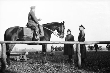 Soldaten des Pommerschen Landwehrregiments üben auf dem Sportplatz, Oberst von Osten mit seinen Offizieren