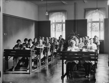 Anstaltsalltag, Provinzial-Heilanstalt Warstein: Mädchenklasse der Anstaltsschule. Undatiert, um 1927.